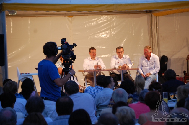 13-o debatu politiku byl zajem i ze strany medii.jpg